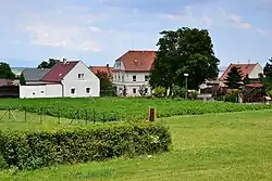 Pohled z cesty k železniční zastávce