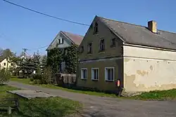 Domy v jižním cípu návsi