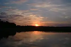 západ slunce na jezerem
