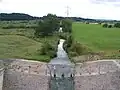 Pohled z hráze na dno poldru a stabilizované předpolí výpusti