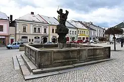 Polička-kašna-se-sochou-archanděla-Michaela2016.jpg