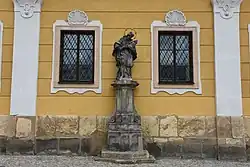 Polička-socha-Nepomuckého-u-zdi-radnice2016.jpg