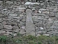 Smírčí kříž v hřbitovní zdi