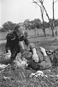 Děvče, které ztratilo starší sestru po náletu Luftwaffe