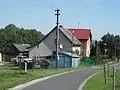 Dům a velmi úzká silnice