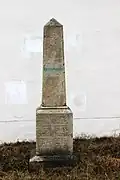 Pomník u kostela