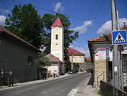 Hlavní ulice, po levé straně chudobinec s věží