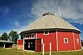 Polygonální stodola, kulturní památka v obci Corunna, okres DeKalb, Indiana, USA