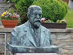 Pomník-Františka-Křižíka,-Křižíkova-vilová-čtvrť-čp.-543,-v-zahradě,-Bechyně.jpg