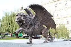 Památník Okřídlený lev na pražském Klárově (s doplněnými seznamy Čechoslováků v RAF)