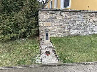 Pomník z roku 2020 u kostela sv. Vojtěcha v Malém Bojišti