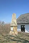 Pomník na dvoře rodného domku Václava Veverky v Rybitví