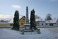 Pomník obětem I. a II. světové války (Moravany).JPG