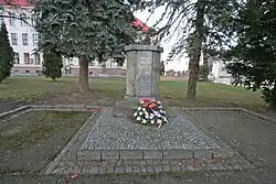 Pomník obětem II. světové války (Skuteč).JPG