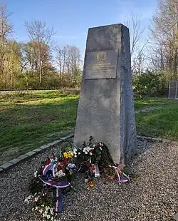 pomník s věnci 9. května 2021