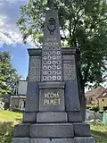 Pomník padlým před kostelem
