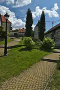 Pomník vedle kostela