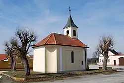 Kaple na návsi
