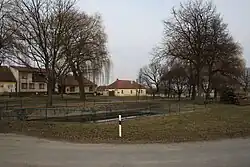 Náves a jezírko, pohled od kaple