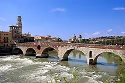 Ponte Pietra, úplně vlevo je oblouk, který nebyl vojskem v dubnu 1945 zničen