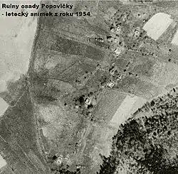 Zříceniny domů na leteckém snímku z roku 1954