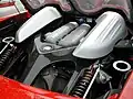 motor 5,7 l OHC V10 položený v zadní části automobilu