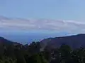 Ostrov Porto Santo, jak jej lze vidět za výjimečně dobrého počasí z Madeiry