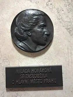 Portrétní medialon M. Horákové na schodišti v budově Nové radnice