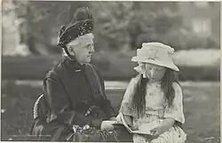 Portret van Emma en Juliana in de tuin van Paleis Soestdijk