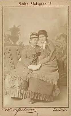 Hulda Garborg a Tora Svendby, 1878