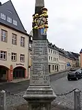Poštovní milník na náměstí před budovou radnice (vlevo)
