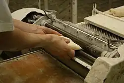 4: Rolovací zařízení sroluje těsto