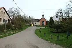 Kaplička a náves