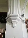 Konzola římsy mezi lodí a presbytářem