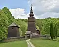 Pohled na areál ohrazený zdí se vstupní bránou