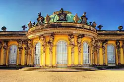 Zámek Sanssouci, střed jižního (zahradního) průčelí zámku s Atlasem a Karyatidami.