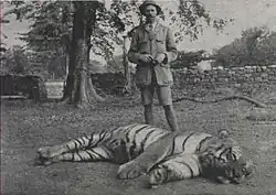 Jim Corbett pózuje u zabitého „starého mládence z Poválgarhu“