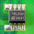 78L05A firmy STMicroelectronics v pouzdře SO-8 pro povrchovou montáž