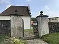 Pozůstatek obvodní zdi s brankou