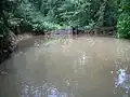 Funkce požeráku jako přelivu (bezpečnostní přeliv je na levé straně hráze)
