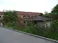 Ruiny budov v severní části památkově chráněného areálu