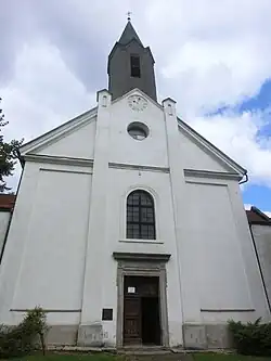 Průčelí kostela Nejsvětější Trojice v Jílovém