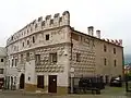 Heydlův dům, diagonální pohled na průčelí a křídlo do Kostelního náměstí