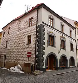Prachatice,_měšťanský_dům,_Věžní_čp.61.JPG