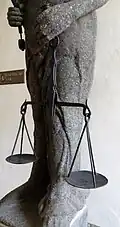 Detail vah, originál sochy v přízemí Staré radnice