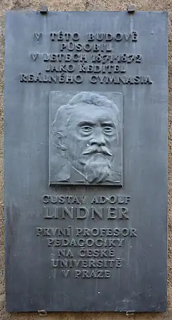 Pamětní deska Gustava Adolfa Lindnera na fasádě domu č.p. 109