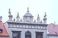 Detail štítu, korunní konzolové římsy, oken a rustiky