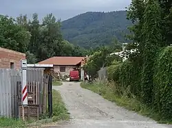 Prachatice - dvůr u čp. 986 v Nebahovské ulici, lokalita zbořené kapličky Panny Marie.jpg