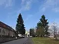 Pohled od vjezdu pod budovou štábu