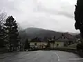 Pohled ke vjezdu na budovou dozorčího vchodu a ubytovny